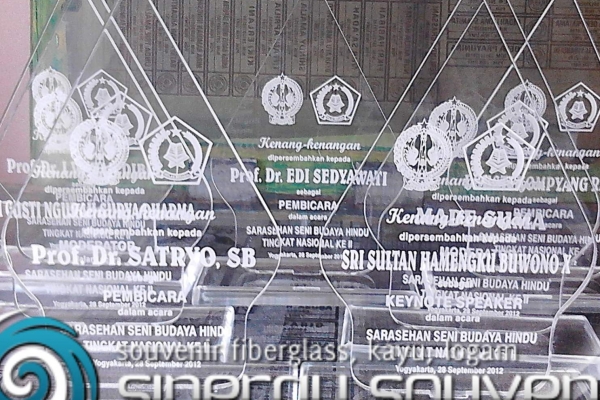 plakat gunungan akrilik gravir laser
